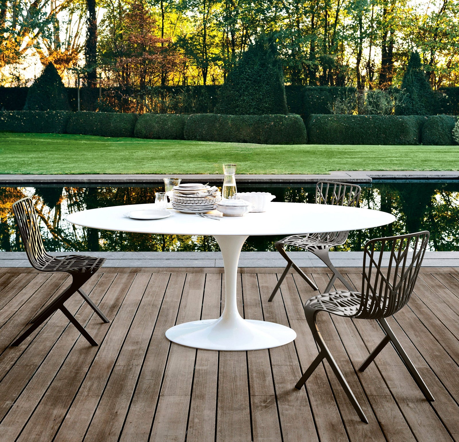 Knoll Saarinen - Oval Dining Table, Outdoor