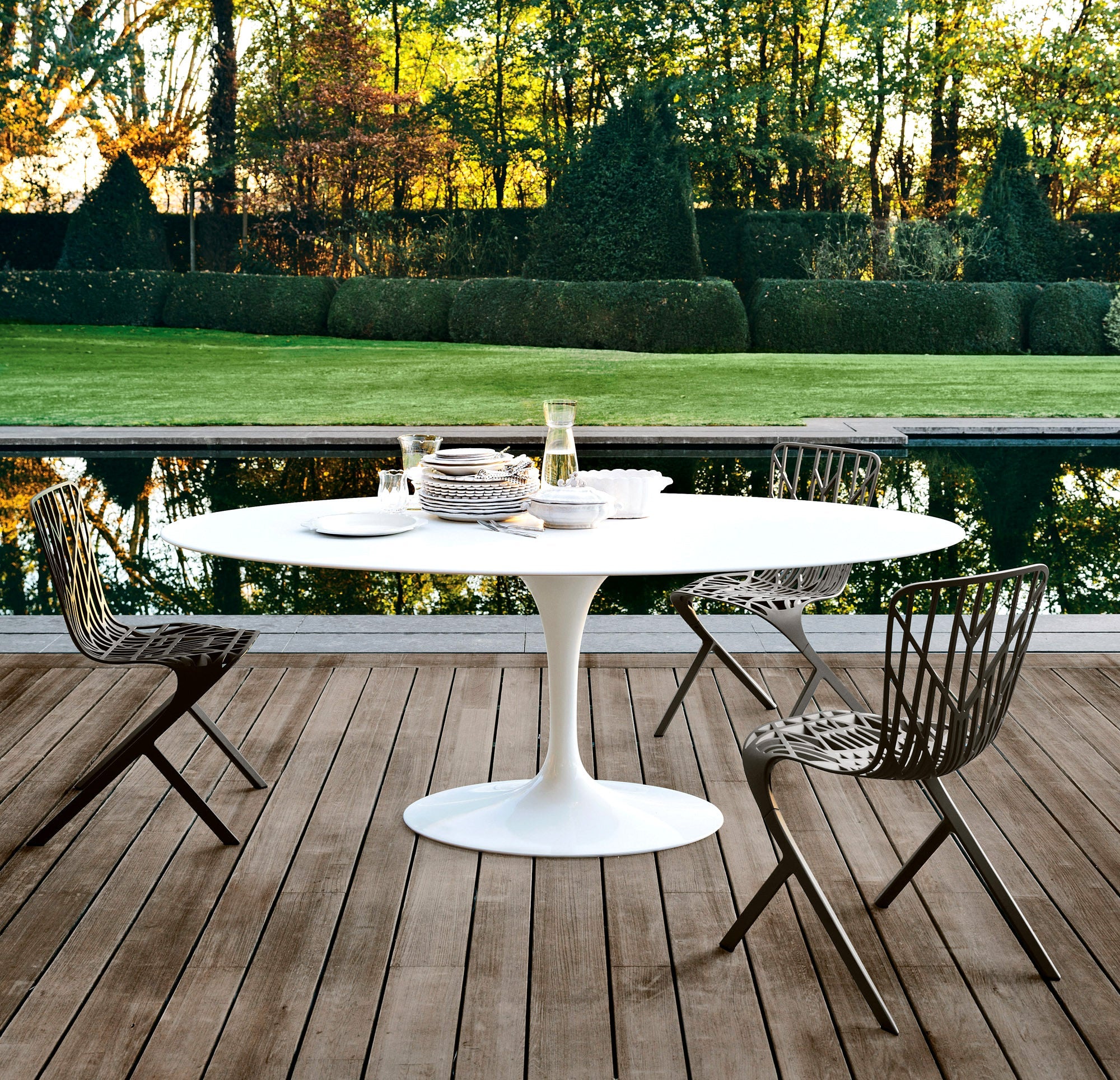 Knoll Saarinen - Oval Dining Table, Outdoor