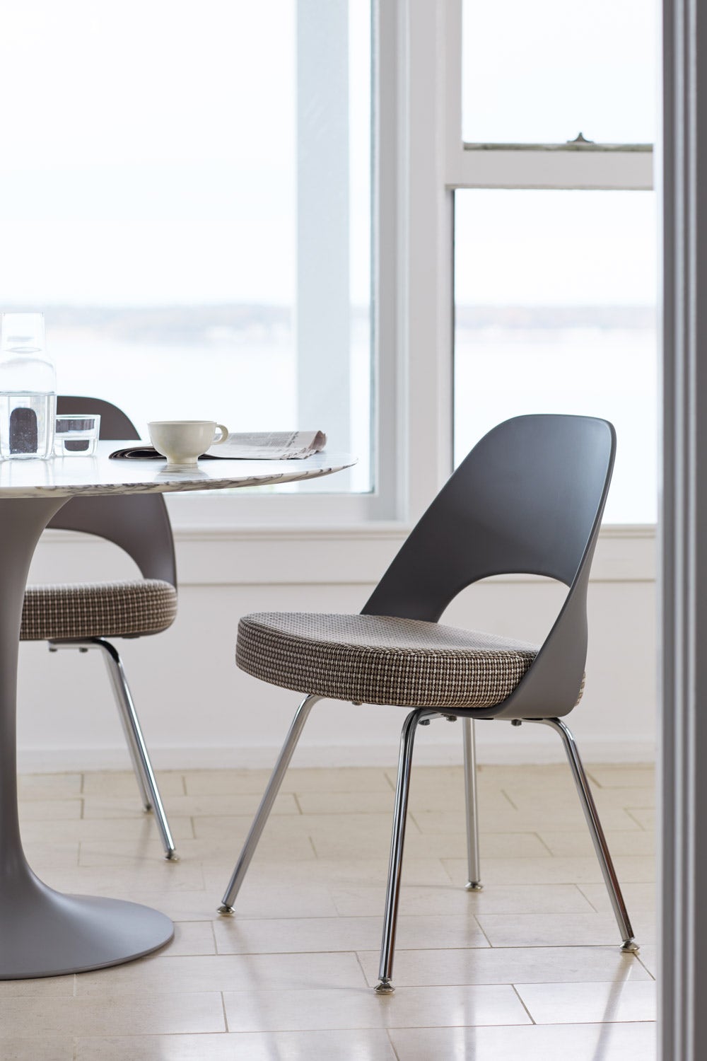 Knoll Saarinen - Executive Armless Chair with Plastic Back