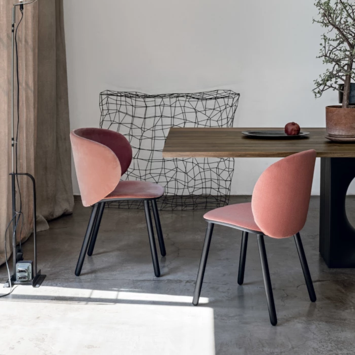 Dua : chaise, fauteuil et tabouret