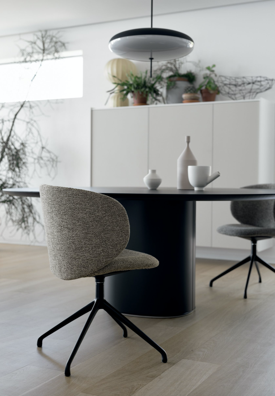 Dua : chaise, fauteuil et tabouret