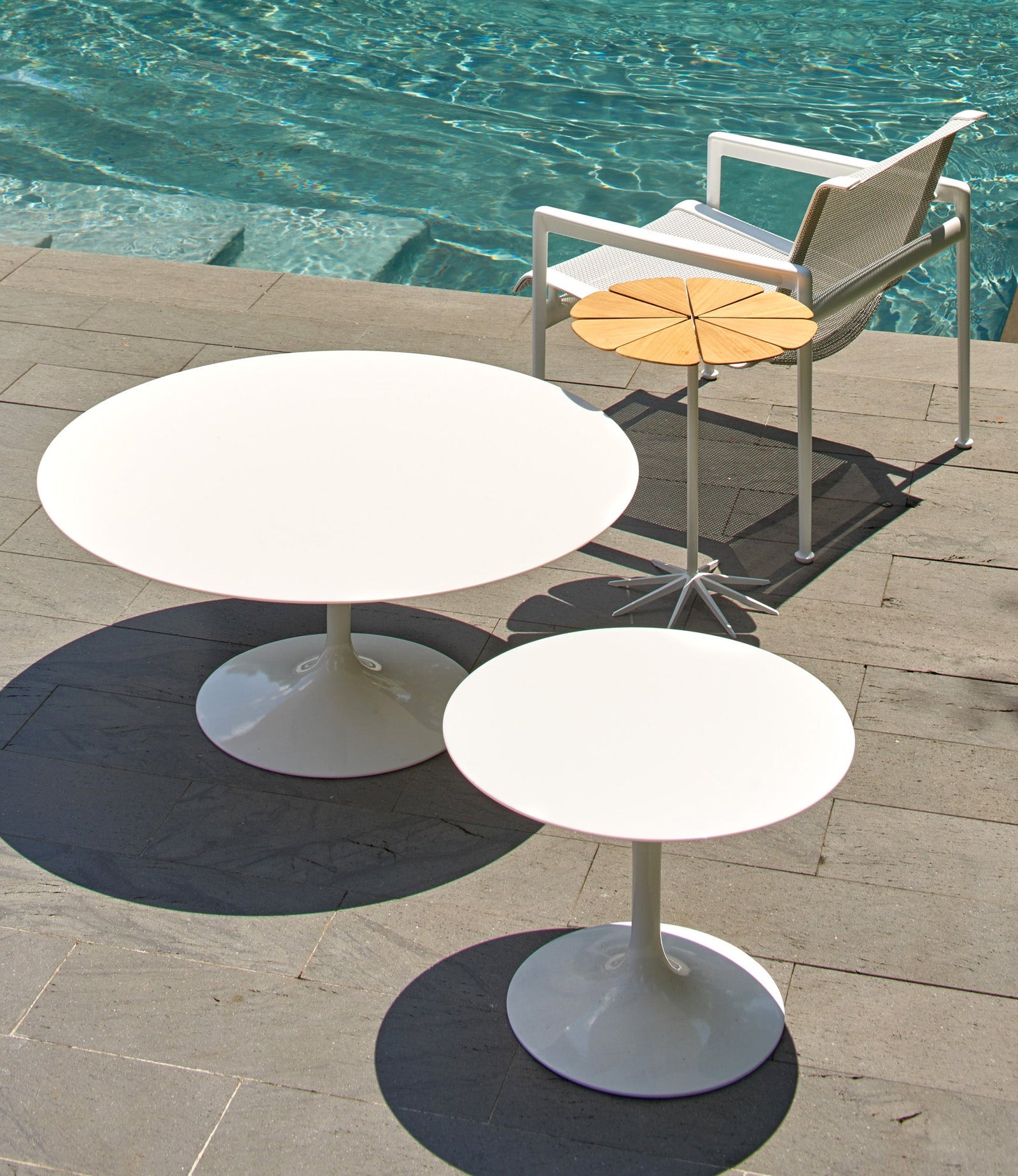Knoll Saarinen - Round Side Table, Outdoor