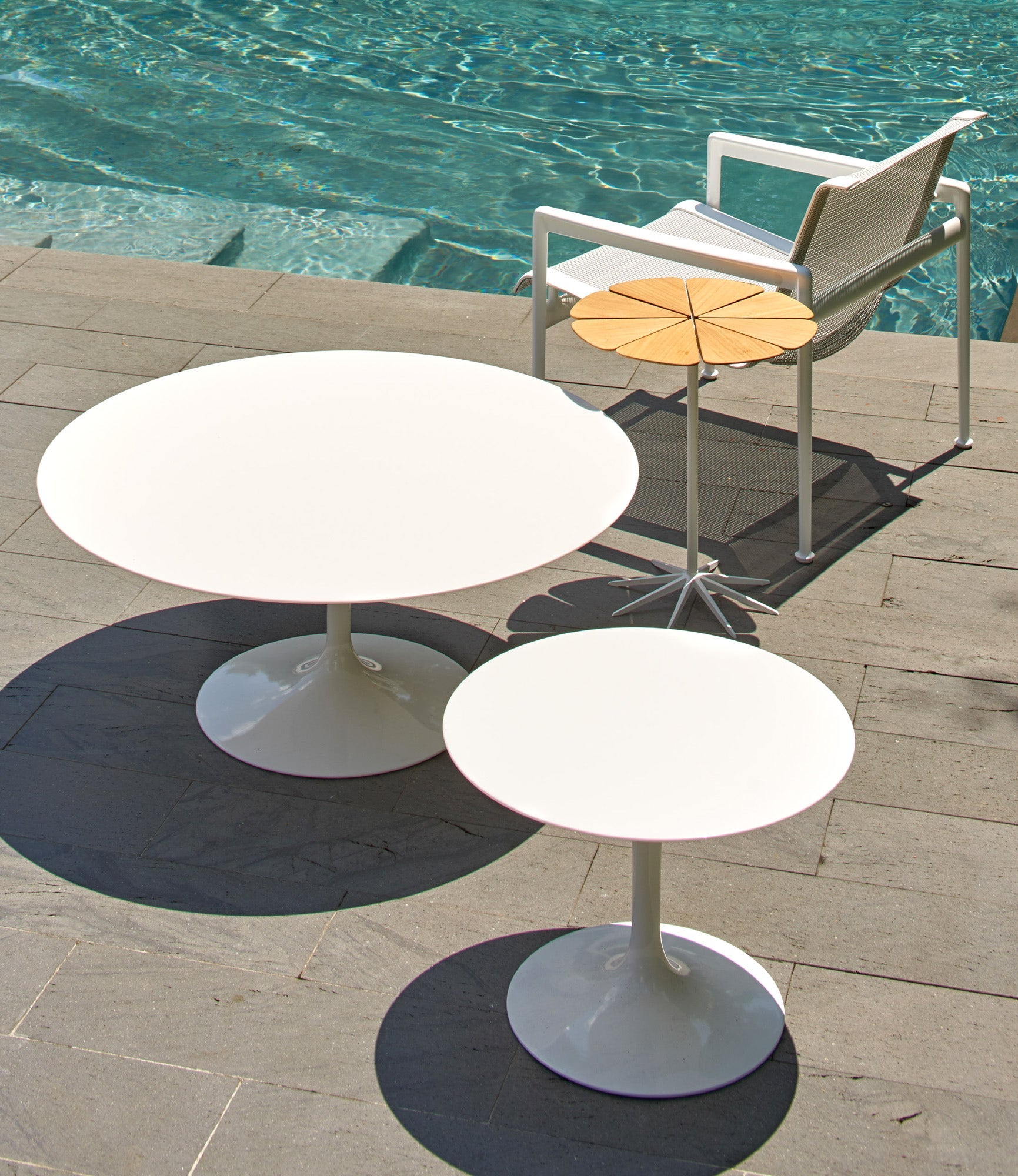 Knoll Saarinen - Round Coffee Table, Outdoor