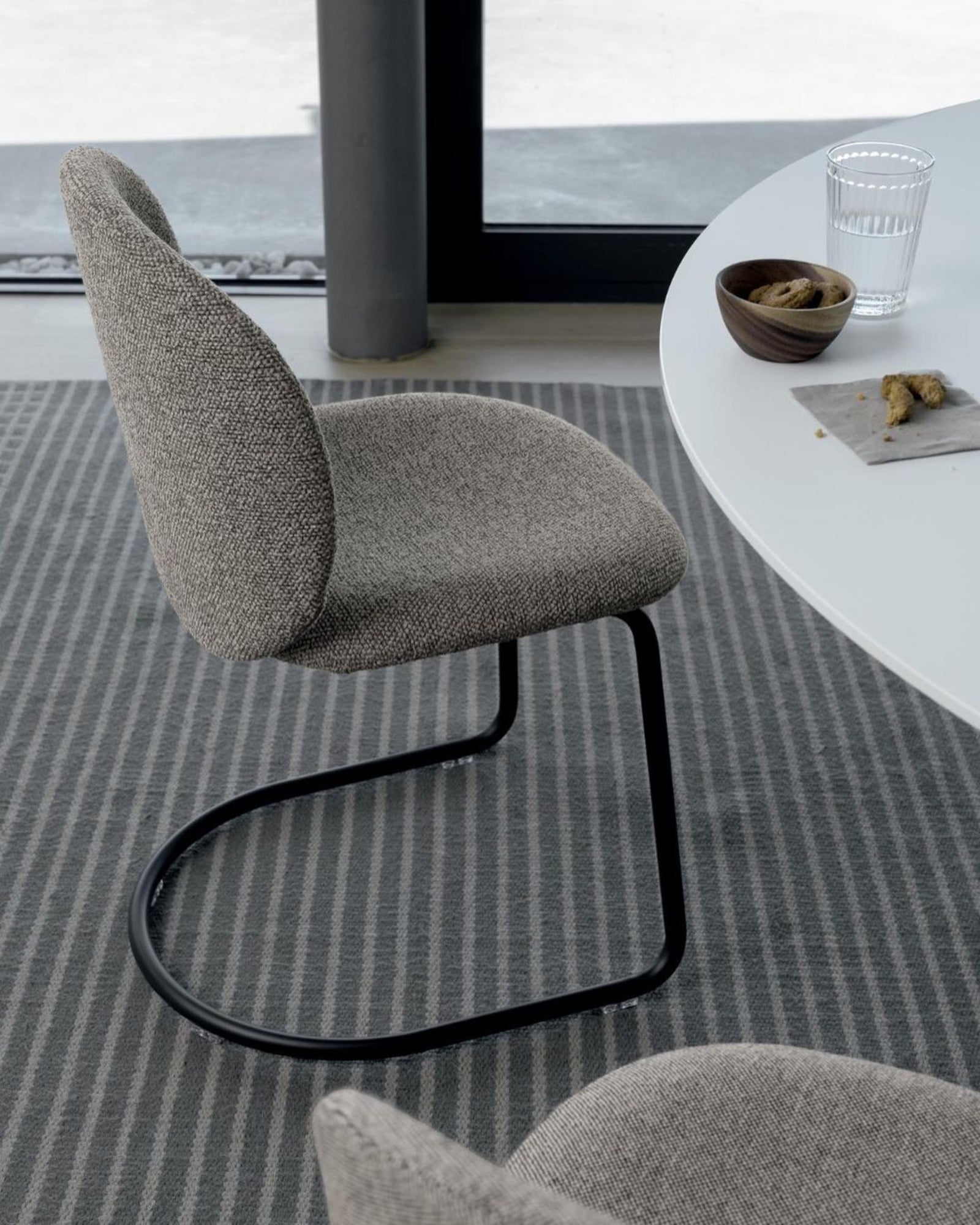 Dua : chaise, fauteuil et tabouret