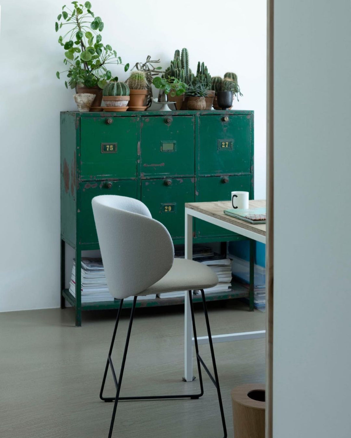 Dua : chaise, fauteuil et tabouret