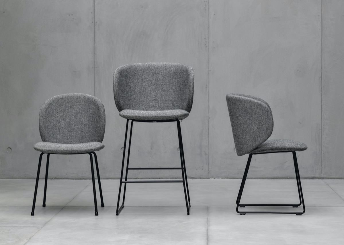 Dua : chaise, fauteuil et tabouret